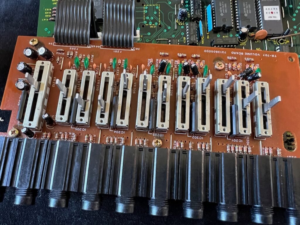Réparation Roland TR-707 upgrades