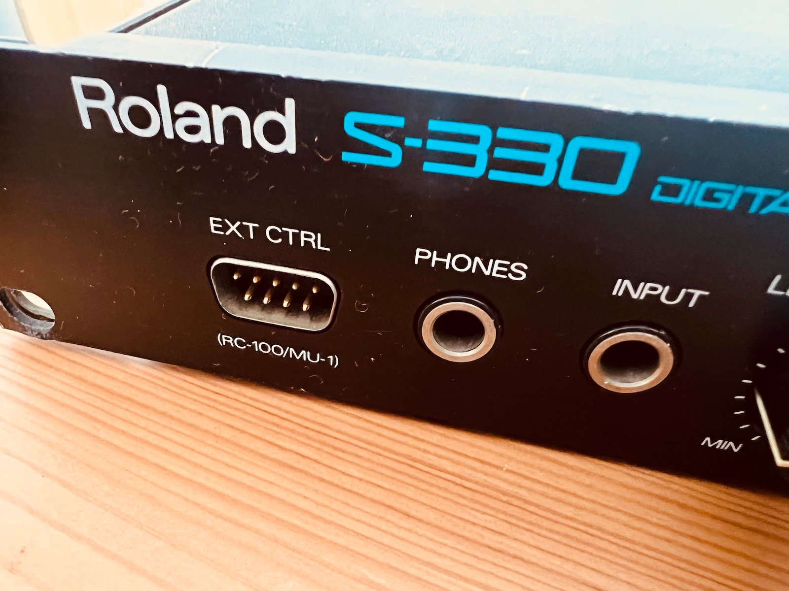 Roland S-330